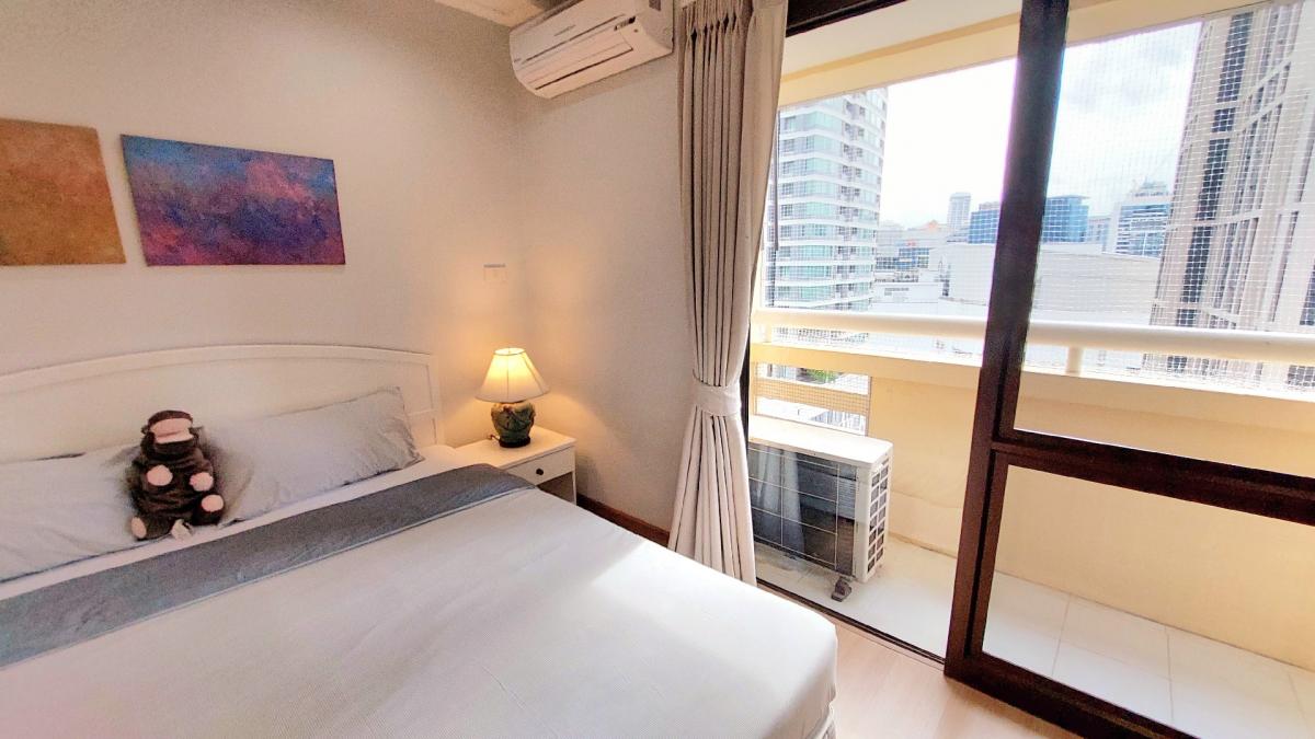 For SaleCondoSukhumvit, Asoke, Thonglor : Beautiful condo, large room, corner room, unblocked view, walk around the Emporium mall, just at the entrance of Soi Sukhumvit 39, spacious room 129.9 sq m., selling for 16.99 million.