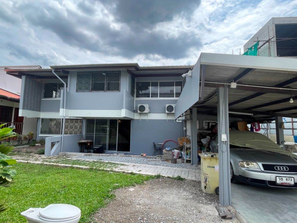 For RentHousePattanakan, Srinakarin : Single house in Seri Village behind The Nine or Seri Market, renovated for a 2-story home office, lawn, parking for 3-5 cars.