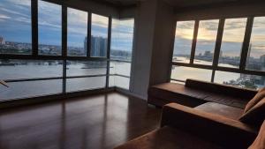 For SaleCondoRama3 (Riverside),Satupadit : For sale: Lumpini Park riverside condo with view of the Chao Phraya River, Rama 3, high floor, 3 bedrooms, size 104 sq m., near Sathorn, unblock view