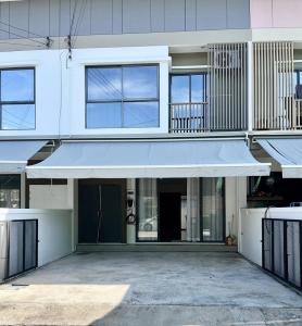 For SaleTownhousePattaya, Bangsaen, Chonburi : Townhome for sale, ready to move in With furniture, H Living Space Village, Rongpo-Sukhumvit, Bang Lamung, Chonburi Province.