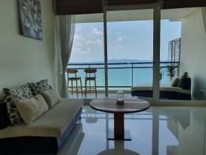 For SaleCondoPattaya, Bangsaen, Chonburi : Beach front Pattaya Condo