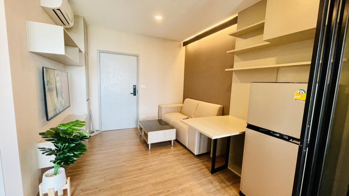 For SaleCondoMin Buri, Romklao : Condo for sale: The Origins Ram 209 Interchange, size 31 square meters, 19th floor, with tenants free furniture in the room.