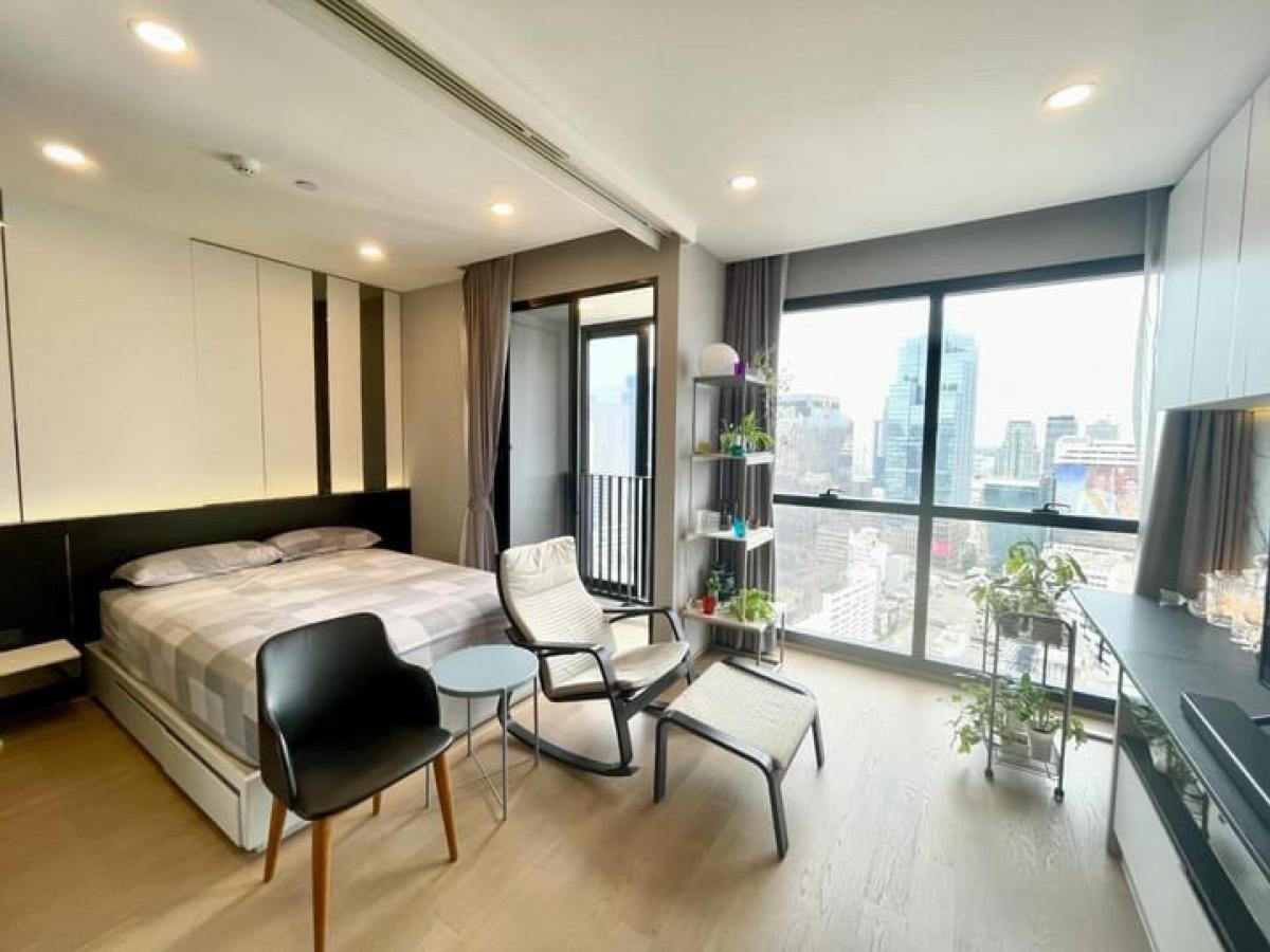 For RentCondoSiam Paragon ,Chulalongkorn,Samyan : Rent!! Ashton Chula-Silom Condo, opposite Chula, beautiful room, built-in furniture in the whole room-Lum Park view, 29th floor❤️-TV, refrigerator, microwave, washing machine complete❤️-Near MRT Samyan, rental price 24,000 baht, interested Make an appoint
