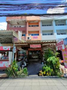 For SaleShophouseMin Buri, Romklao : For sale: 3 and a half storey commercial building, on a 6-lane road, opposite the entrance to Safari World, price 5.4 million, reduced from 5.9 million, including transfer fee.