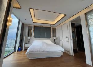 For RentCondoRama9, Petchburi, RCA : ♦ Luxury style ♦ 35+ Floor, 284 sq.m. | 3 Beds, Nice view | Condo near BTS Phetchaburi 1 min., Srinakharinwirot Univ. 3 mins., Central Rama 9 7 mins., Bangkok Hospital 9 mins.