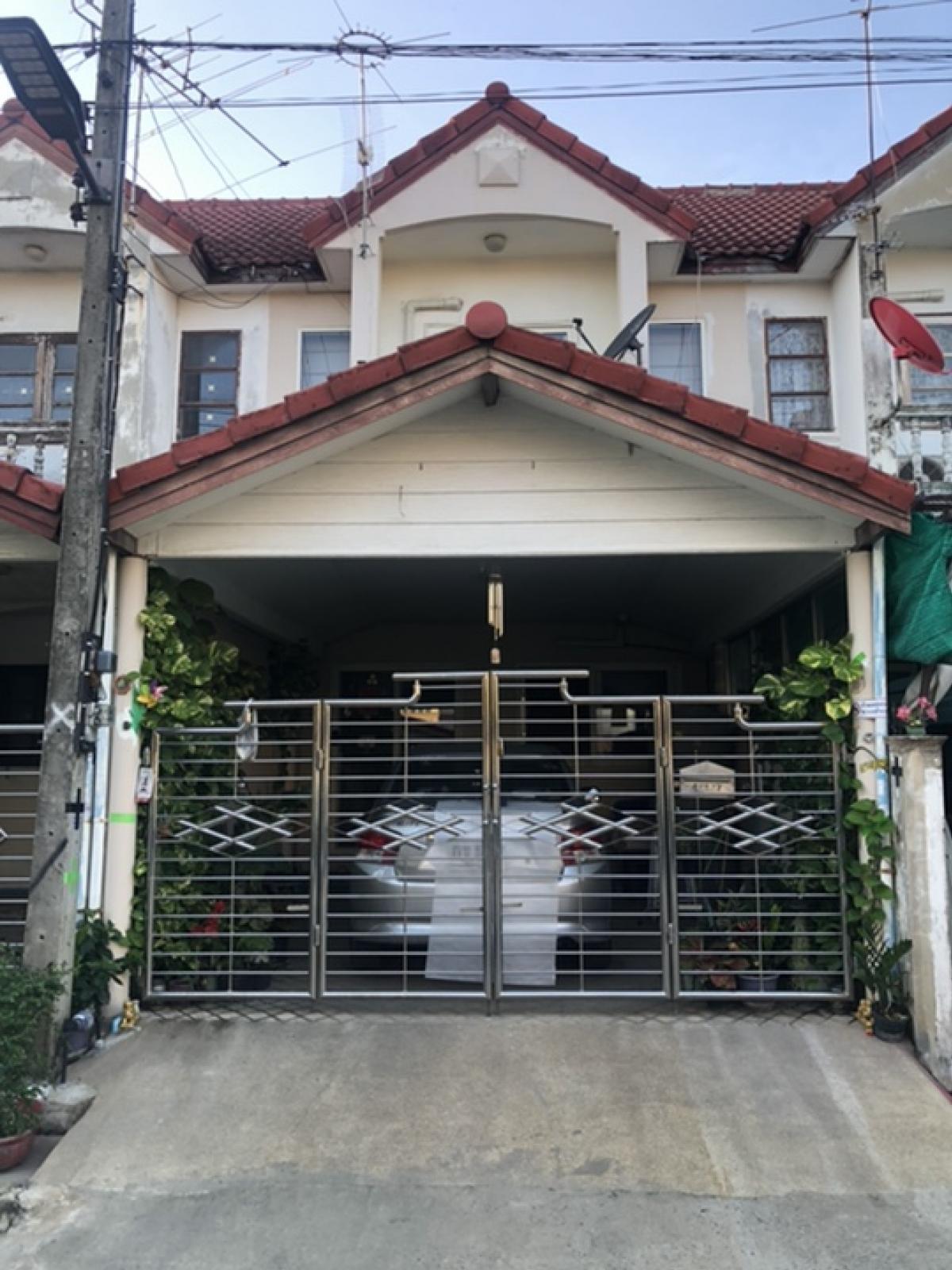 For SaleHousePathum Thani,Rangsit, Thammasat : Urgent sale!! Townhouse in Rangsit area, near Future Park Rangsit, cheapest price in the project!!