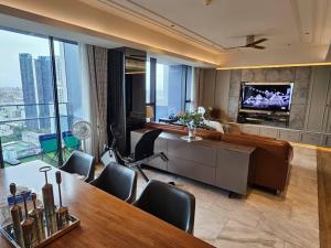 ขายคอนโดสาทร นราธิวาส : For sale The Met sathorn3 bedroom 3bathroom 198sqmselling price 35.9 mb rainy 081 8895470 tel or line