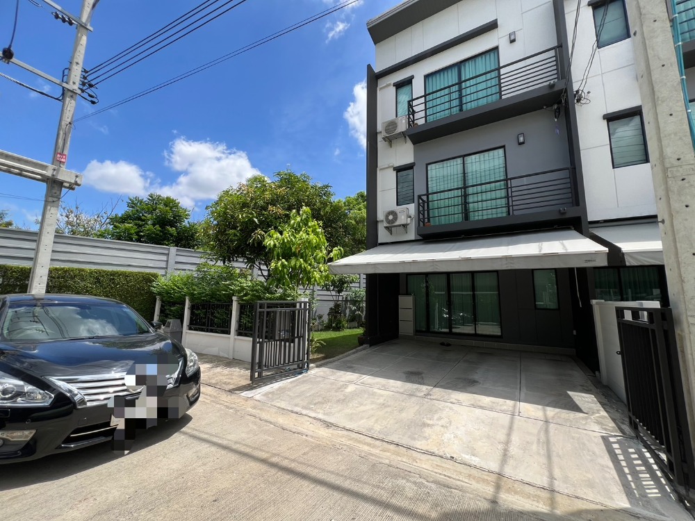 For SaleTownhouseNonthaburi, Bang Yai, Bangbuathong : For sale very cheap, 3-story townhouse, Baan Klang Muang. Ratchaphruek-Rattanathibet (next to MRT Bang Rak Yai station), area 41.6 sq m, usable area 145 sq m., suitable for living and making an office.