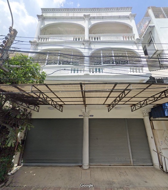 For SaleShophouseOnnut, Udomsuk : Commercial building for sale, 3 floors, 2 units, area 40 sq m, usable area 500 sq m, Soi Udomsuk 51, Sukhumvit Road 103, near the Yellow Line MRT Si Udom Station. And near Seacon Mall, there is parking for 4 cars.