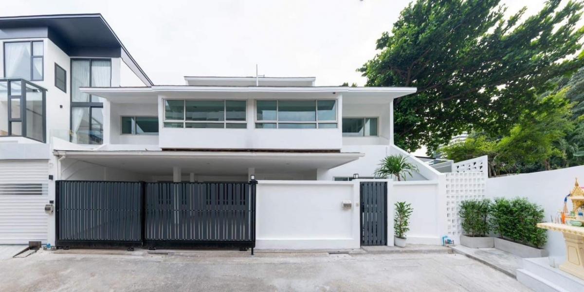 For SaleTownhouseSukhumvit, Asoke, Thonglor : For sale 3-storey townhome ‼️Soi Sukhumvit 15, newly renovated, width 13.6 m., near #Terminal21, commercial area, less than a million per square wa, near the BTS, only 1 km.