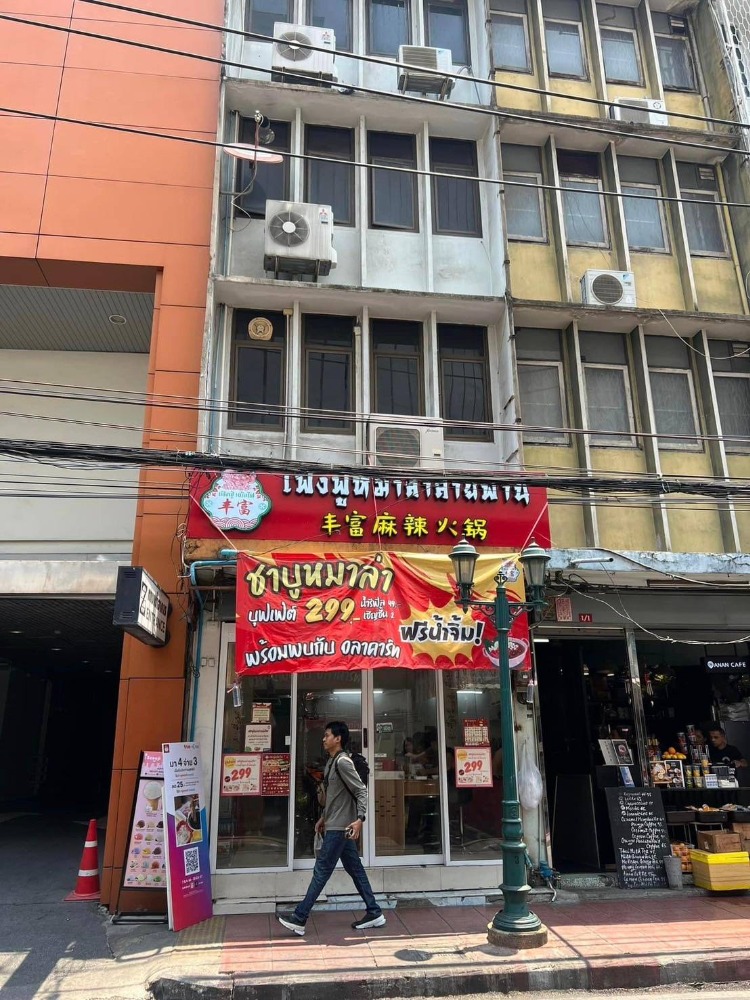 For RentRetailSilom, Saladaeng, Bangrak : Building for rent with equipment, Soi Saladaeng, Silom, size 1 room, 6 fls, total usable area 348 sq m. (14.5 sqw.), there are bathrooms on every floor, rent 90,000 per month.