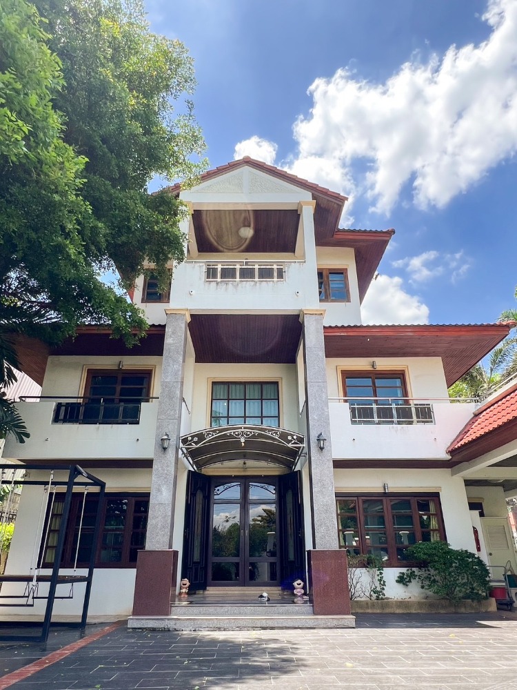 For SaleHouseMin Buri, Romklao : Very rare! Good Feng Shui, heaven of relaxation Timeless luxury, accessible from 3 main roads, 3-story detached house on over half a rai of land. The opposite side has a view of the garden. very private