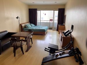 For RentCondoRatchathewi,Phayathai : The Platinum【𝐑𝐄𝐍𝐓】🔥Stu room, wooden floor, in the heart of the city. Comfortable living alone, big window, city view, complete appliances, good common area, swimming pool, fitness center, ready to move in 01/07/2024🔥 Contact Line ID: @hacondo