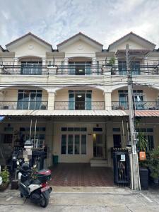 For RentTownhouseLadprao101, Happy Land, The Mall Bang Kapi : Townhome for rent, 3 floors, Lat Phrao Road 101, beautifully decorated, 1 air conditioner, fully furnished, 4 bedrooms, 3 bathrooms, rental price 30,000 baht per month.