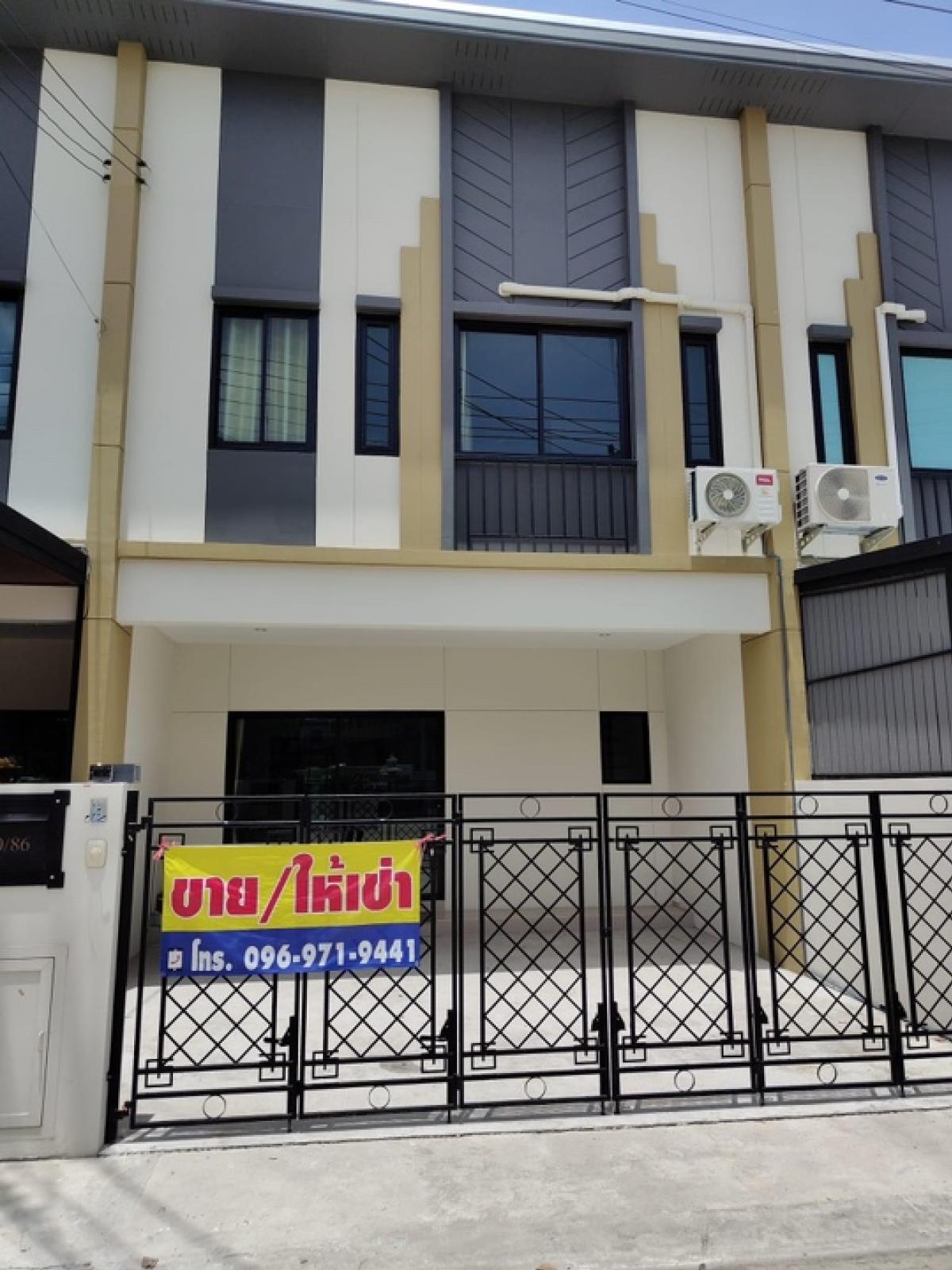 For RentTownhousePathum Thani,Rangsit, Thammasat : Townhome for rent, size 22 sq m, New York Village, Rangsit, Khlong Si, next to Sawai Pracharat Road, only 20 meters.