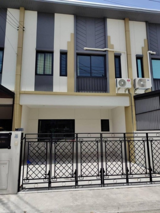 For RentTownhousePathum Thani,Rangsit, Thammasat : Townhome for rent, New York Rangsit, Khlong 4, near Makro Food Service, Rungroj Market, just 2 minutes.