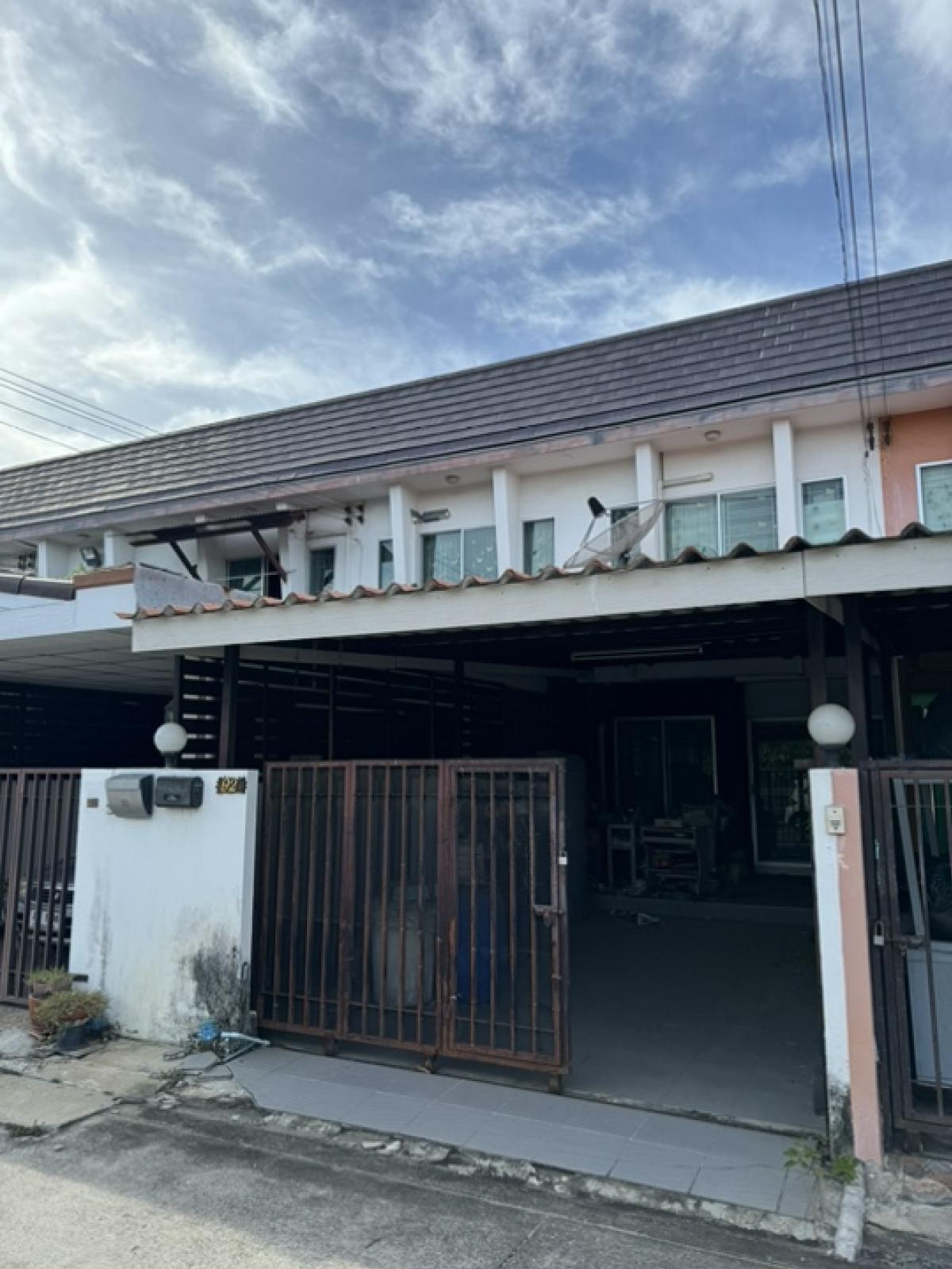 For SaleTownhouseNawamin, Ramindra : Urgent, cheap sale, townhome for sale, good location, Cluster house2, 3 ways to enter and exit, Ramindra Road, Nawamin Road and Nuanchan Road.