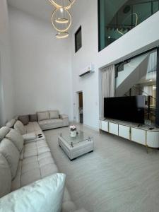 For RentHouseOnnut, Udomsuk : Townhome Baan Klang Muang Classe Sukhumvit 77 / 3 bedrooms (FOR SALE) HL1632