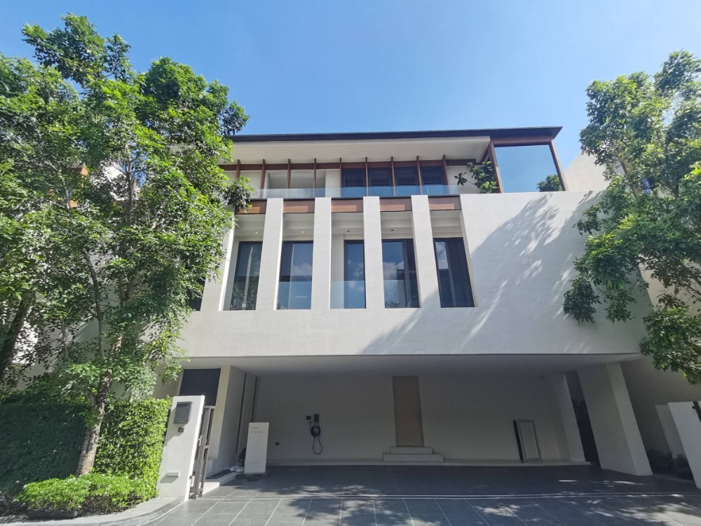 For SaleHousePattanakan, Srinakarin : ● Modern Classic​ ● Single house 3 storey 4 beds |  71.90 sq.w. 568.26 sq.m | near Bangkok Prep Secondary Campus 10 mins, ฺBangkok hospital 17 mins