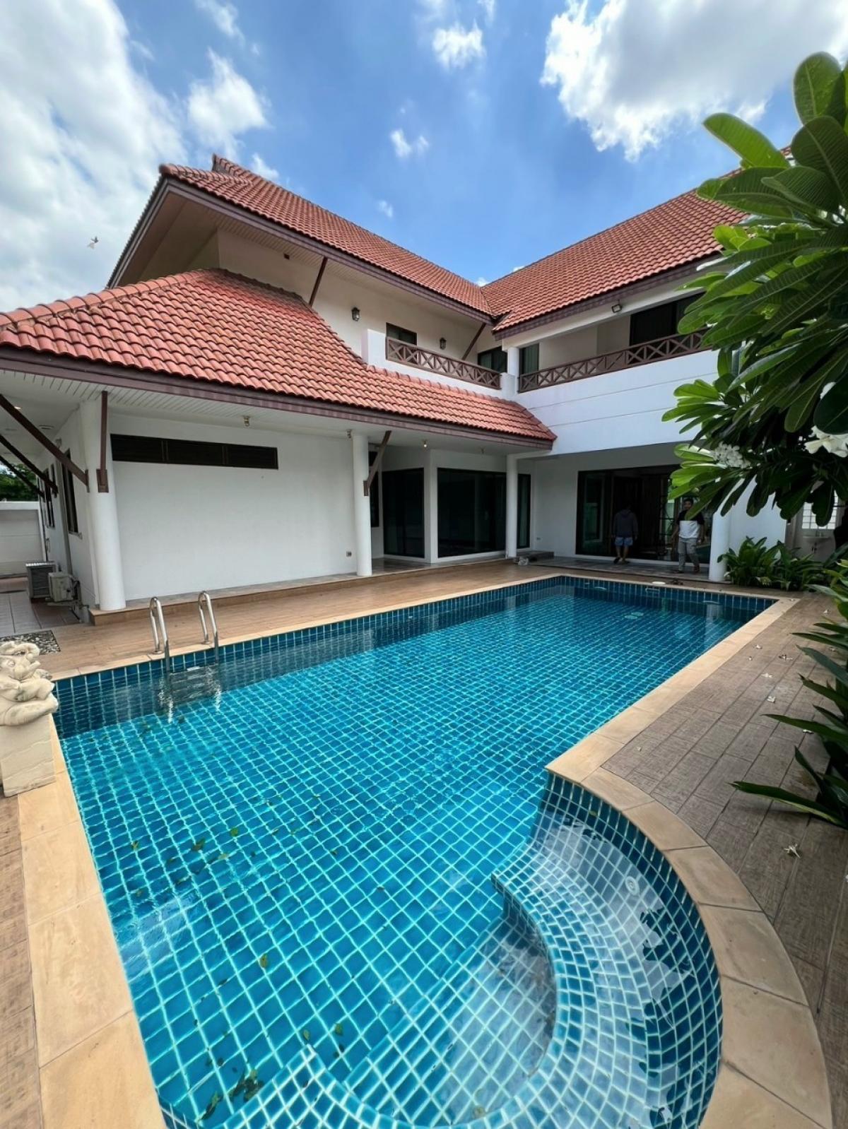 For RentHouseRama9, Petchburi, RCA : WW24289 For rent #Single house with swimming pool, Soi Sun Wichai 47 #Near Bangkok Hospital #Huai Khwang area