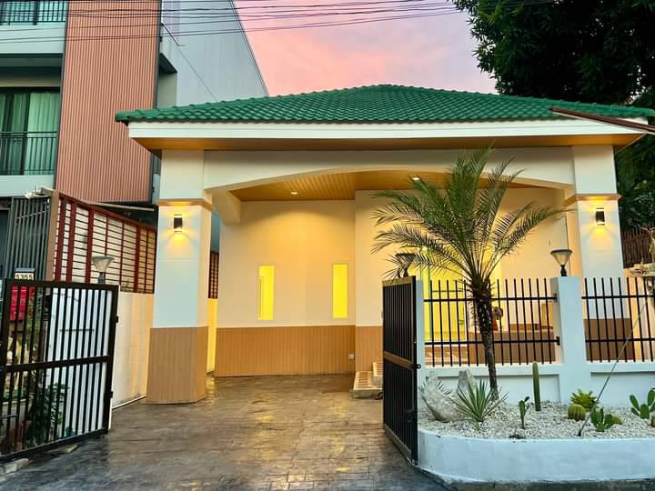 For SaleHouseChaengwatana, Muangthong : For sale: House 50 sq m, Muang Thong Thani, Chaengwattana, very good location in the heart of Thong Thani city. *082-7922264*