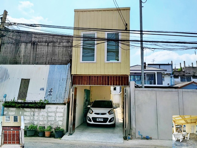 For RentHouseRama3 (Riverside),Satupadit : Chan 27-43 Central Rama 3 1.5km. House for rent 2 Storeys raised floor Rama 3 54sq.wa. 220sq.m. 12,499B-M has a balcony airy 1-2bed 2bath 2parking 2A/C good location many entrances and exits. Via BTS Surasak.