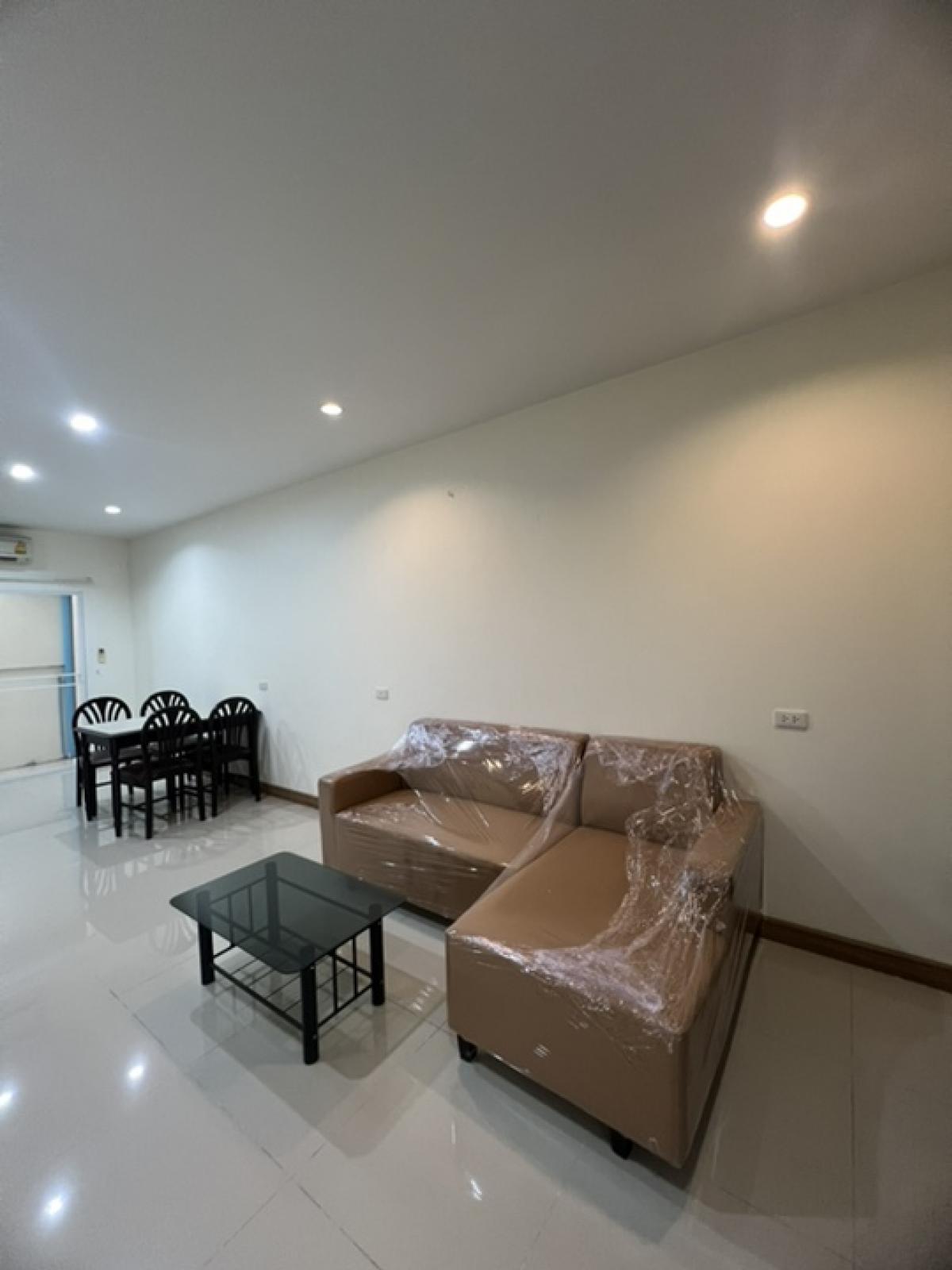 For RentTownhousePattanakan, Srinakarin : For rent/sale, 3-storey townhouse, Villette City, Phatthanakan 38