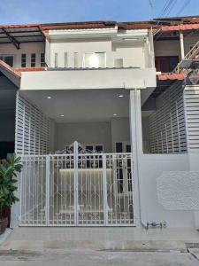 For SaleTownhousePattanakan, Srinakarin : P-2545 Urgent sale! 2-story townhouse near Suan Luang Rama IX. Renovated using good quality materials, good location, convenient travel.