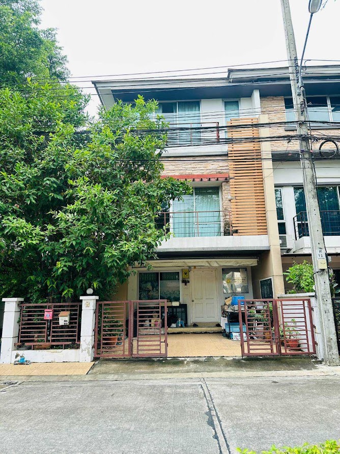 For SaleTownhousePattanakan, Srinakarin : Townhome for sale, corner unit, Plus City Park Srinakarin-Suan Luang, area 36.3 sq m., Chaloem Phrakiat Rama 9, near Sri Udom BTS. Near Srinakarin Road