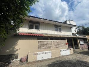 For RentHouseWongwianyai, Charoennakor : 2-story detached house for rent, 35 square meters, full area in the city, Soi Taksin 38. If interested, contact 09228829196.