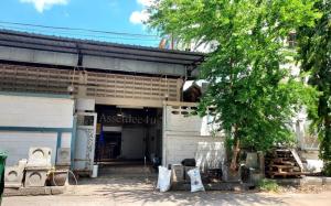 For RentWarehousePattanakan, Srinakarin : Warehouse for rent with office, worker housing, total area 1,000 sq m, Phatthanakan area, trailer can enter.