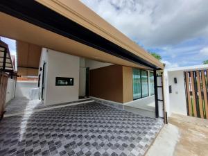 For SaleHousePattaya, Bangsaen, Chonburi : Single-storey detached house for sale, corner house, modern resort style, The Maple, Pattaya, The Maple, Bang Lamung, Chonburi.