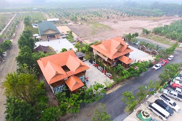 For SaleLandChachoengsao : For sale: Land with Thai Traditional House, 50 rai, 2 ngan, 21 square wah., Nantawan-Wal, Chachoengsao