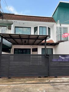 For RentTownhouseRama9, Petchburi, RCA : for rent, 2-story townhome, New Renovated, Ratchadaphisek Road, Soi 3, 3 bedrooms, 2 bathrooms, good location, convenient to traveling, close to community areas, near MRT Rama 9, Chinese Embassy, ​​Central Rama 9.