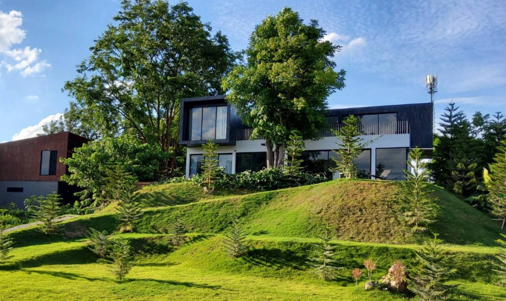 For SaleHousePak Chong KhaoYai : For sale: Modern style vacation home amidst nature near Khao Yai, Ban Khlong Hin Lat, Khanong Phra Subdistrict, Pak Chong District, land area 1 rai 371.6 square wa.