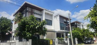 For SaleHouseLadkrabang, Suwannaphum Airport : For sale, 2-story twin house, detached house style, Pruksa V2 On Nut, Rama 9, 36.3 sq m, Chaloem Phrakiat Road, Prawet, Bangkok.