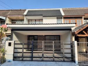 For SaleTownhouseLadprao101, Happy Land, The Mall Bang Kapi : 2-story townhouse for sale, whole house renovated. Near the entrance to the Yellow Line. Thai Population Village, Lat Phrao 93