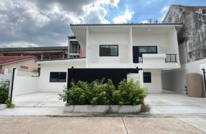 For SaleHousePattanakan, Srinakarin : Single house for sale, Phatthanakan Soi 12, land 60 square meters, newly renovated, near Thonglor, near the expressway.