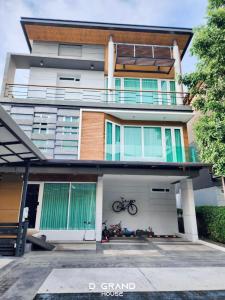 For SaleHouseLadprao, Central Ladprao : Lat Phrao Soi 1, 3-story detached house, very good price.