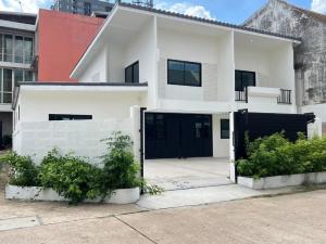 For SaleHousePattanakan, Srinakarin : Single house for sale, 60 square wah, Soi Phatthanakan 12, renovated, on the main road, not deep into the alley.