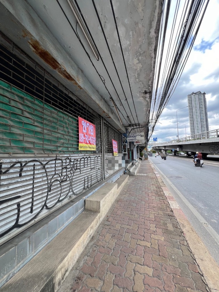 For SaleShophousePattanakan, Srinakarin : Commercial building for sale, 2 units, next to Phatthanakan Road, near the Yellow Line / Airport link.