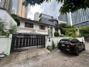 For RentRetailSukhumvit, Asoke, Thonglor : For rent, single house, Phrom Phong, for business, 4-5 parking spaces, can be renovated