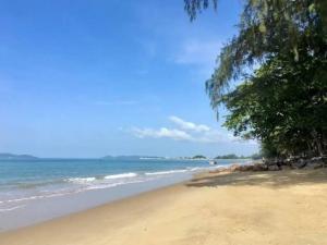 For SaleLandRayong : 🎊租, 买。Urgently selling very cheap land next to the private sea at Laem Mae Phim. You can walk right into the sea. There is no road blocking it.