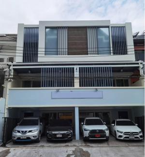 For RentHome OfficePattanakan, Srinakarin : For sale/rent 4-storey office, area 670 sq.m. + land 55 sq.w., Srinakarin location4 bedrooms, 3 bathrooms / Buddha room / balcony / rooftop- Land for up to 8 cars (parking 4 cars inside the building) on ​​Srinakarin Road