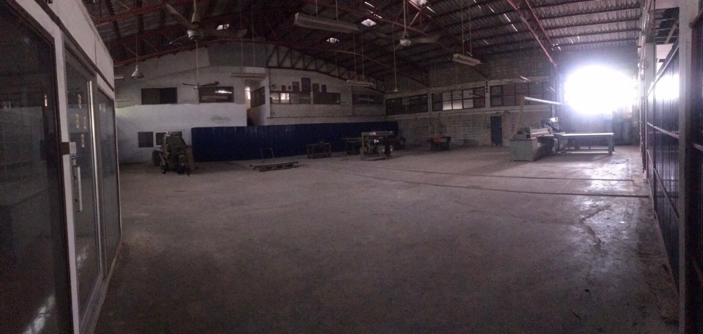 For RentWarehousePattanakan, Srinakarin : GHLA101 Warehouse for rent, Soi Sirithaworn, near The Nine Rama 9 mall, size 137 sq m., usable area 550 sq m. 1 office room, 1 bathroom, 85,000 baht 063-759-1967