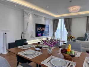 For SaleCondoSukhumvit, Asoke, Thonglor : ♦ Penthouse ♦ 25+ floor |  136.00 sq.m. 3 beds​ ​| near EmQuartier 3 mins, Benchasiri Park 3 mins, BTS Phrom Phong station 3 mins