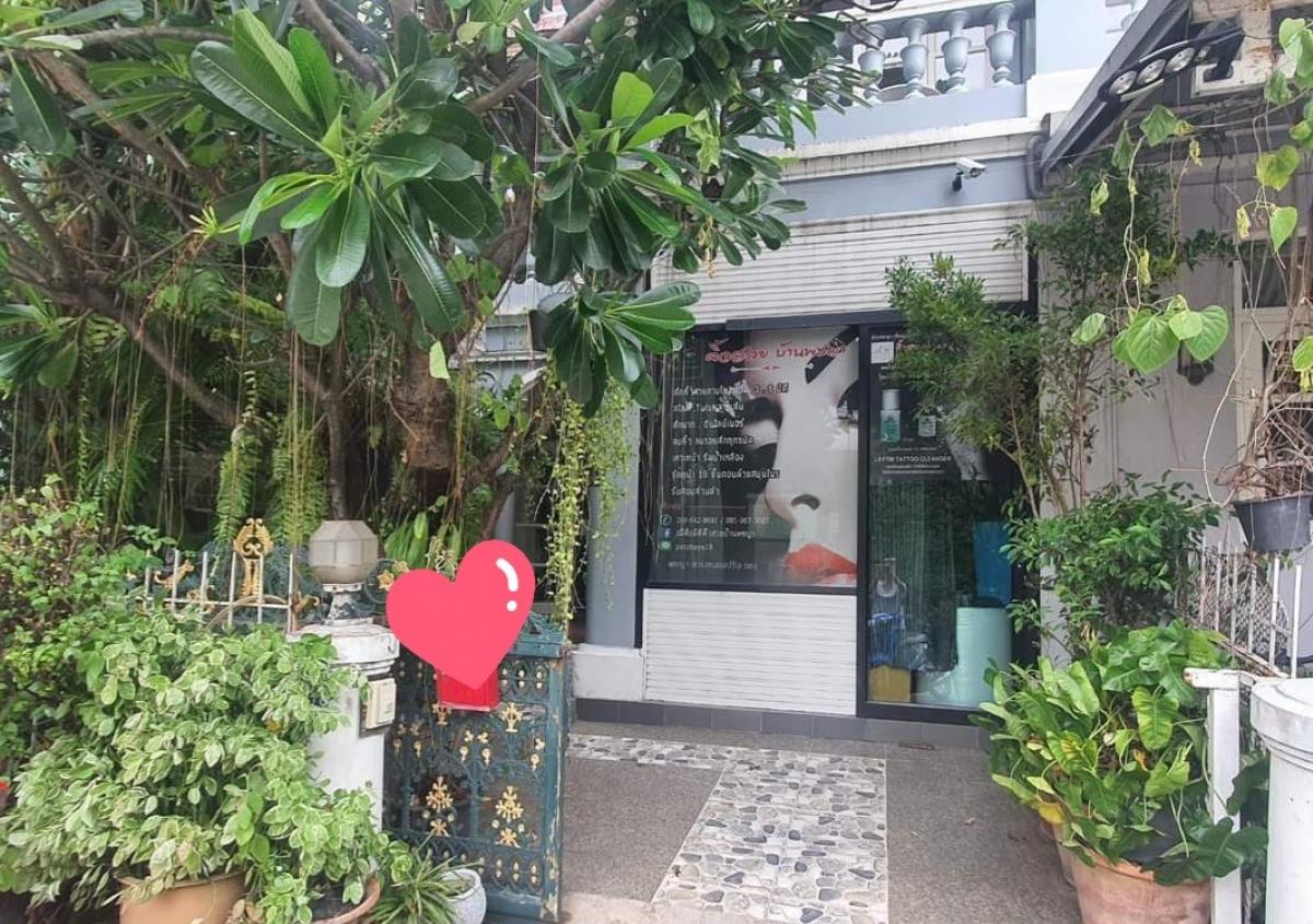 For RentTownhouseSukhumvit, Asoke, Thonglor : 2-story townhome for rent, 40 sq m, on Sukhumvit 54 Road, near BTS On Nut, only 3 minutes to Thonglor Ekamai.