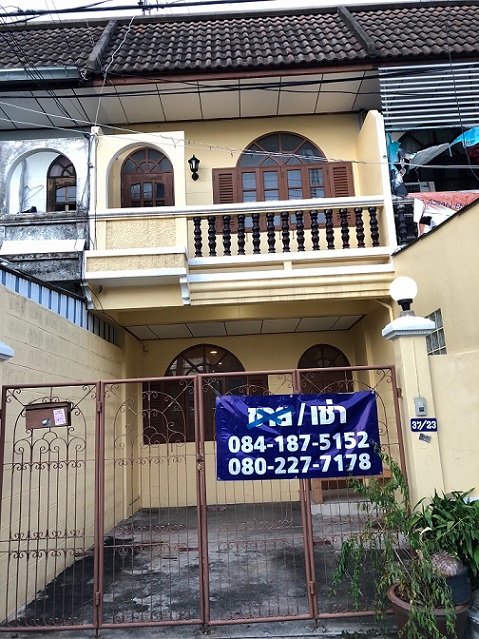 For RentTownhouseSeri Thai, Ramkhamhaeng Nida : (For rent) Townhouse, Soi Ramkhamhaeng 98, opposite Paseo Mall / BIG C, 50 meters into the alley.