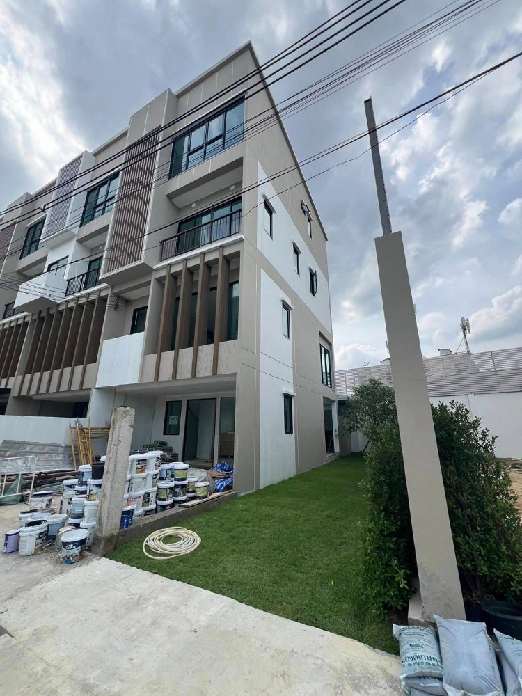 For SaleTownhousePinklao, Charansanitwong : Selling a room with a down payment, corner room, The Blisz Sathorn-Charan 35, townhome, 3 and a half floors, 3 minutes to MRT Fai Chai Station, 7 minutes to Siriraj, area 37.10 square wah, special price 10.99 million baht*