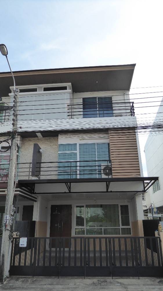 For RentTownhouseKaset Nawamin,Ladplakao : Townhouse for rent, near Pattawikorn Market, only 3 minutes away.